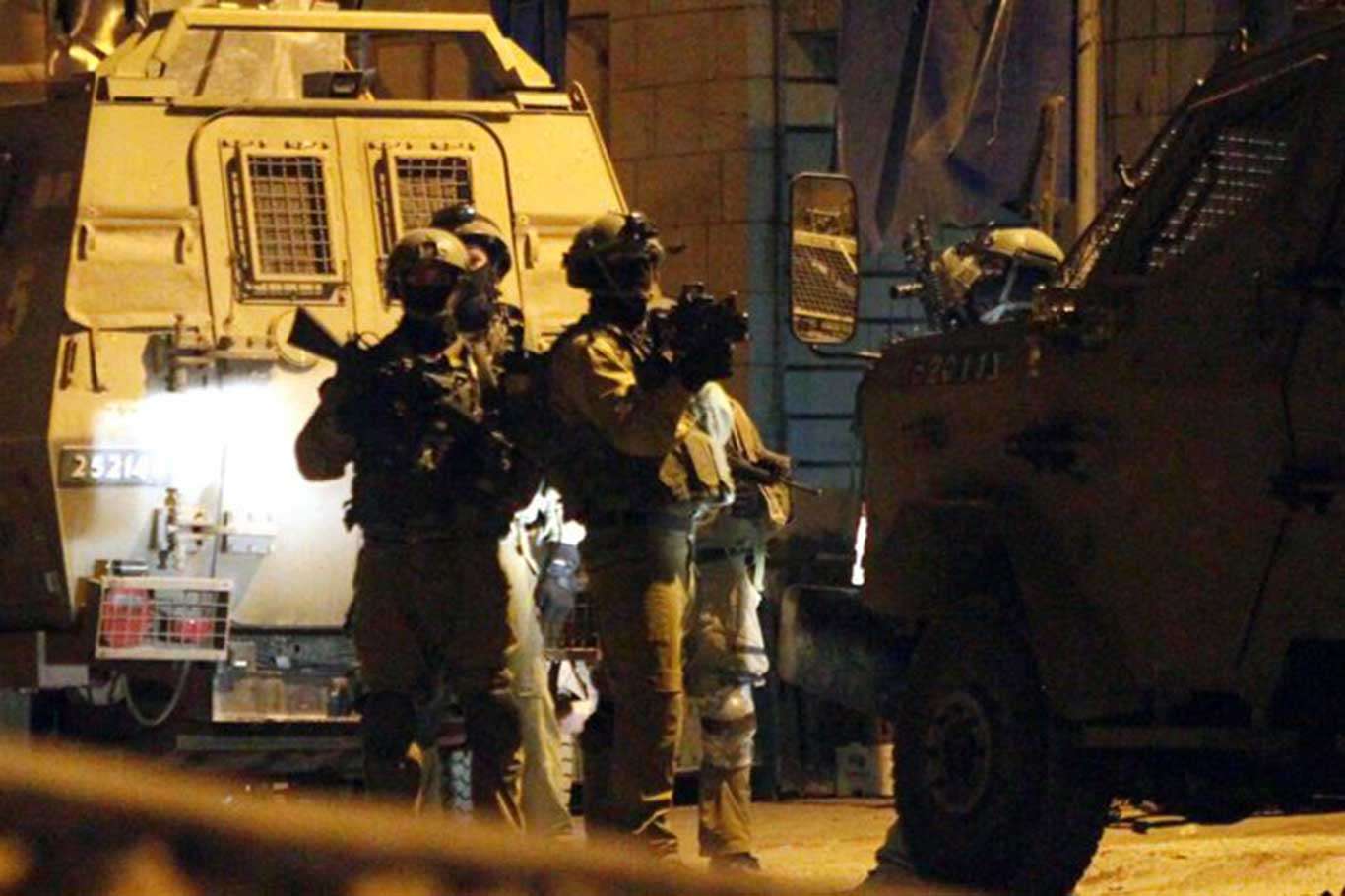 14 Palestinians kidnaped by zionist forces in W. Bank raids